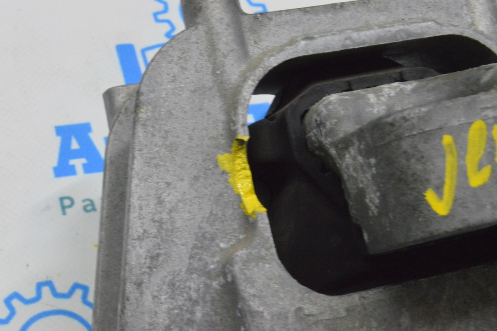 Подушка двигателя правая VW Jetta 19- (02) сломано ухо, потрескана, нет фрагмента — фото 2