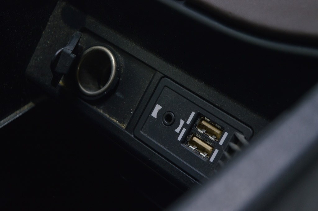 Прикуриватель центральной консоли Lexus RX350 RX450h 16-22 в подлокотнике