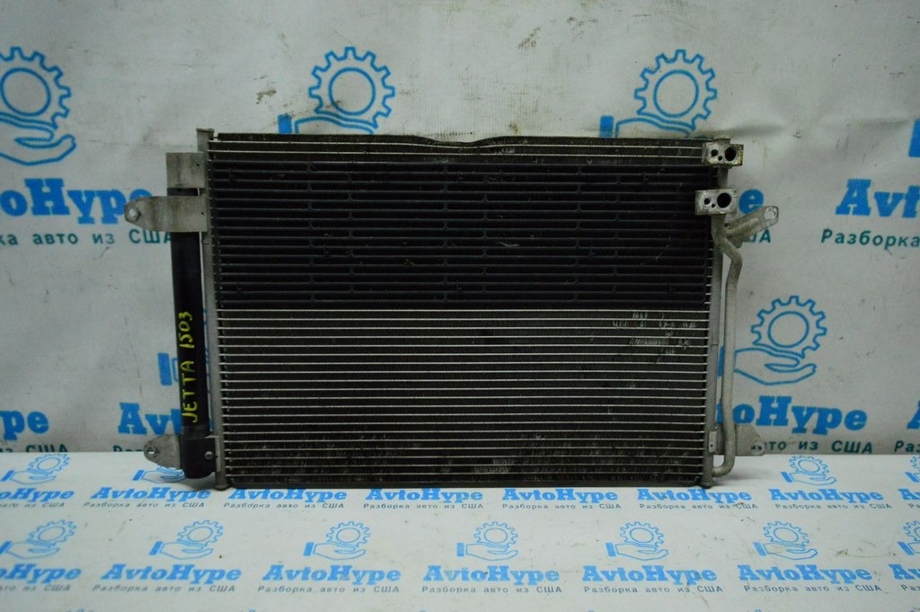 Радиатор кондиционера (конденсер) VW Jetta 11-18 USA 1.4T, 1.4T hybrid, 1.8T (03) прижат снизу