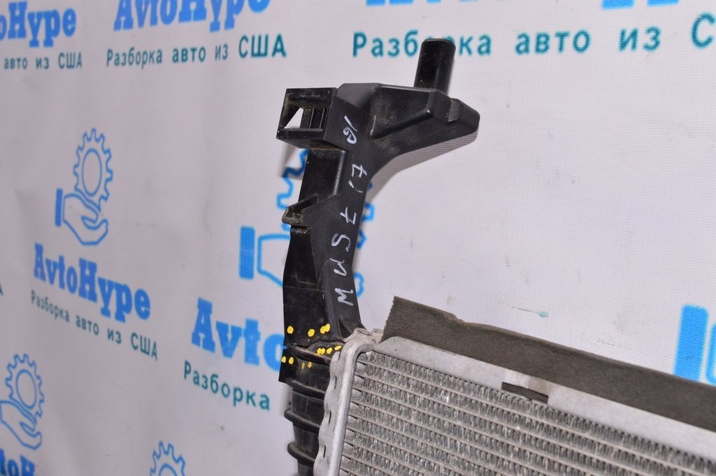 Радиатор охлаждения (вода) Ford Mustang mk6 15- 2.3T деф.(01) прижало пропелером дырка в пласт — фото 3