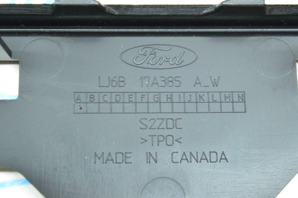 Рамка номерного знака переднего бампера Ford Escape MK4 20 - новый OEM — фото 3