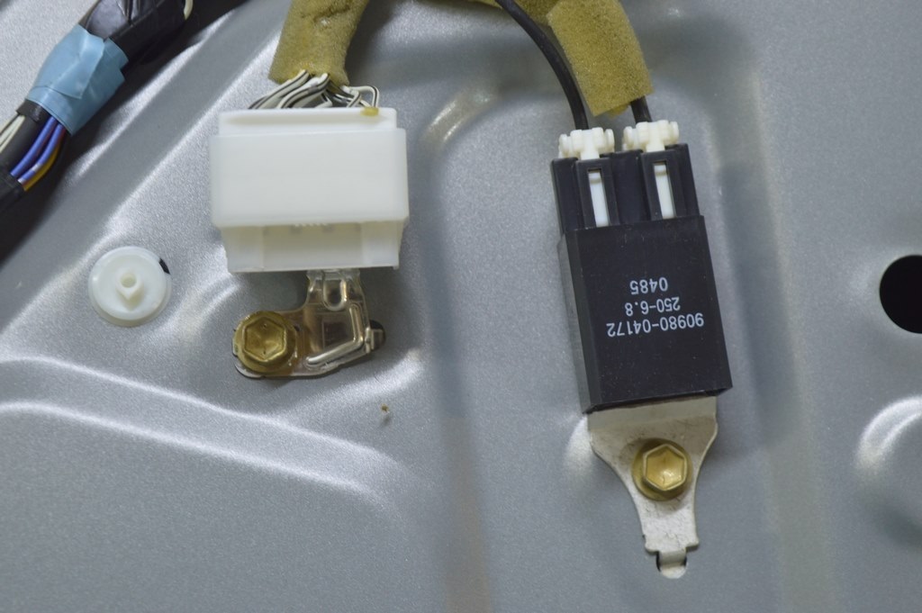 Реле шумоподавления Lexus RX300 RX330 RX350 RX400h 04-09 (02)