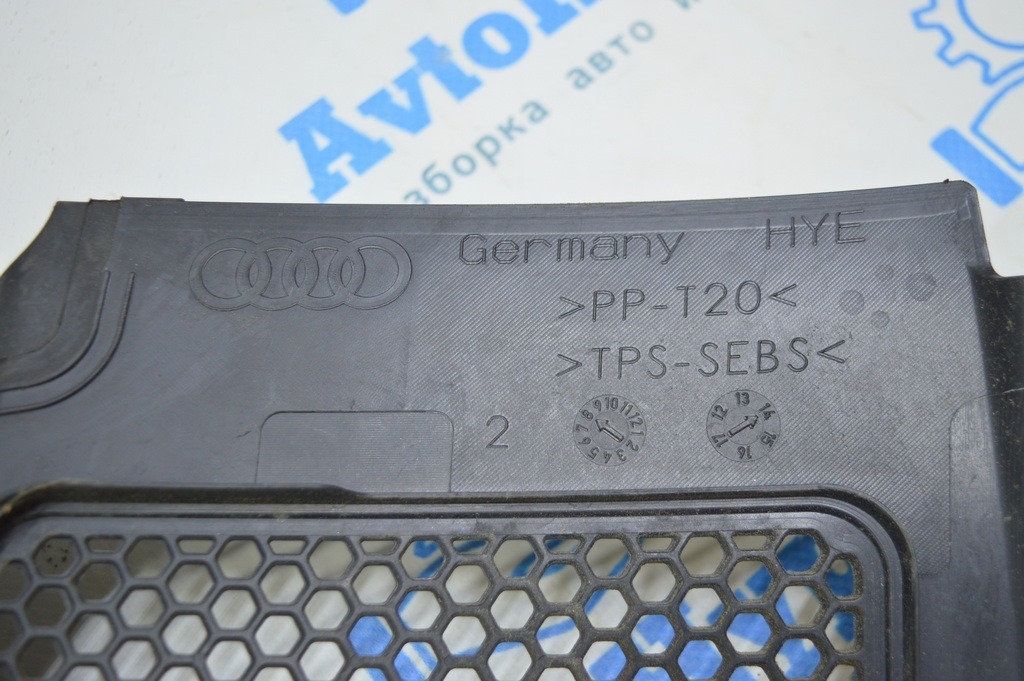 Решетка дворников пластик Audi A3 8V 15-20 4d (01) небольшой деф. — фото 4