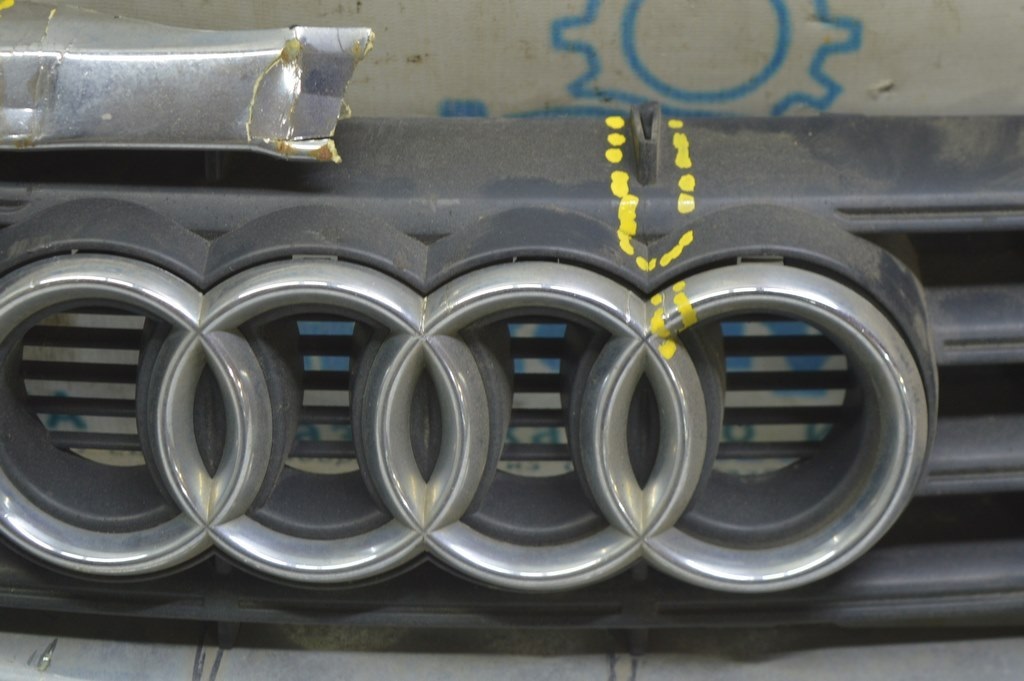 Решетка радиатора grill с эмблемой Audi A8 D3 03-09 (01) дефект — фото 3