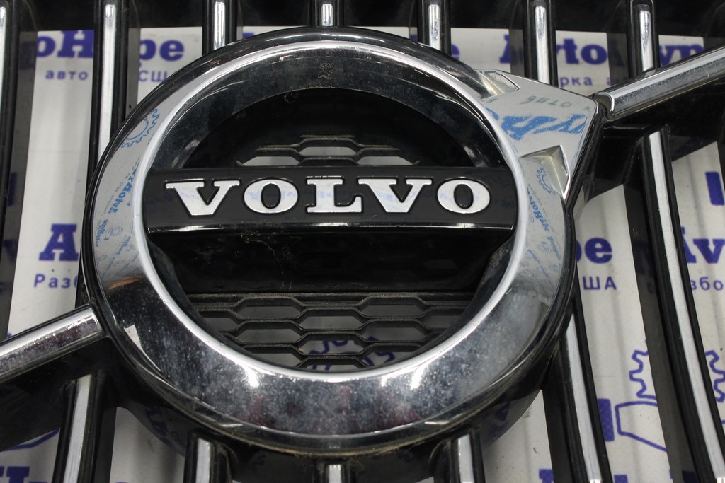 Решітка радіатора grill Volvo S90 16- (02) з емблемою 31425722 , не під камеру 31425857 — фото 2