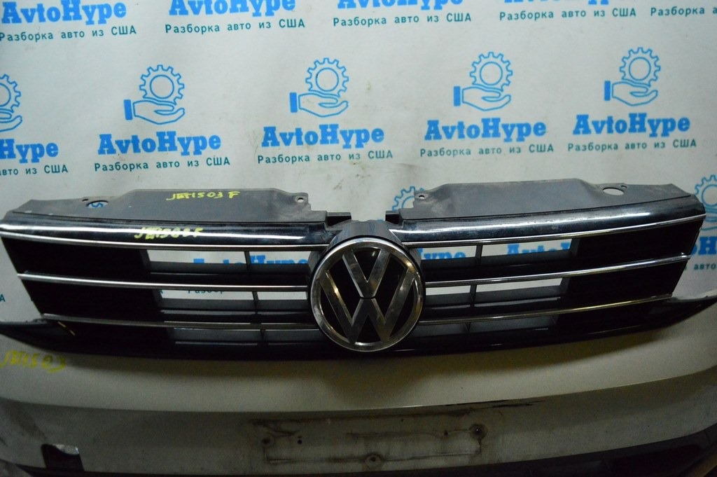 Решетка радиатора grill VW Jetta 15-18 USA со значком, с хромом (03)
