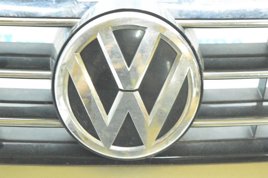 Решетка радиатора grill VW Jetta 15-18 USA со значком, с хромом (03) — фото 2