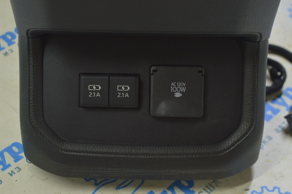 Розетка 100W Toyota Highlander 20-22 (01)