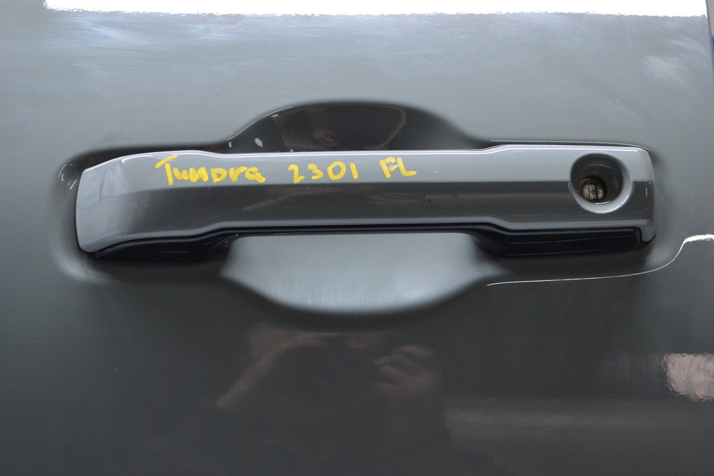 Ручка двери внешняя перед лев Toyota Tundra 22- (01) цвет 6X3