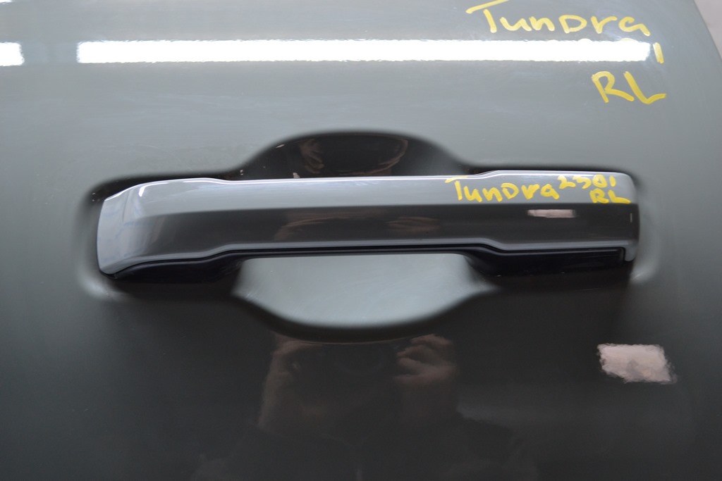 Ручка двери внешняя зад лев Toyota Tundra 22- (01) цвет 6X3
