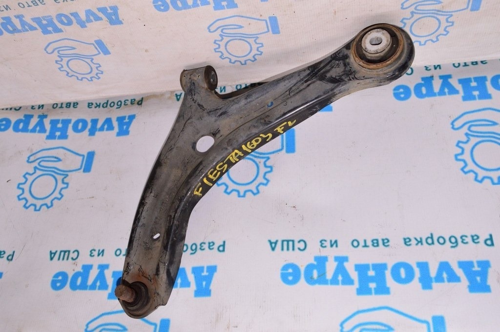 Рычаг нижний перед лев Ford Fiesta 11-19 (03)
