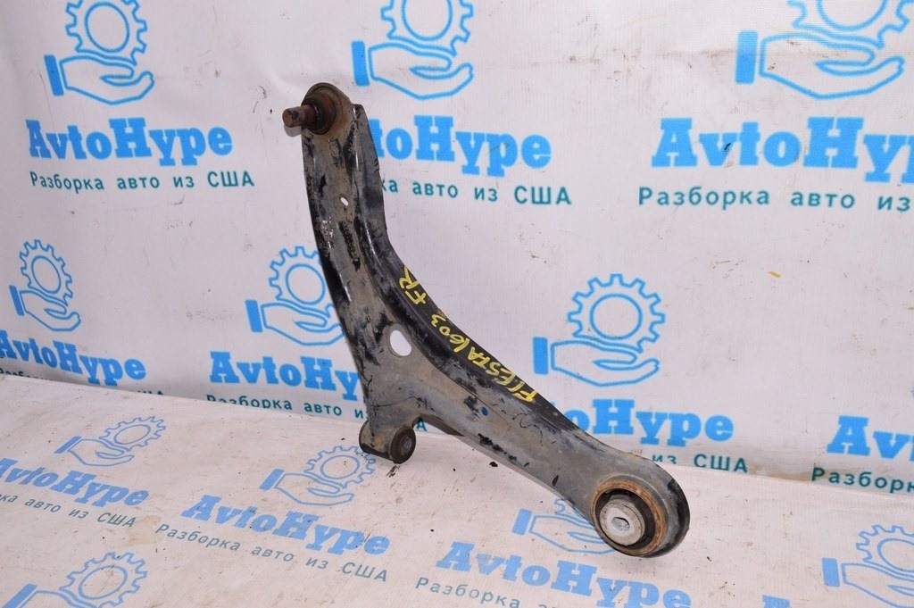 Рычаг нижний перед прав Ford Fiesta 11-19 (03)