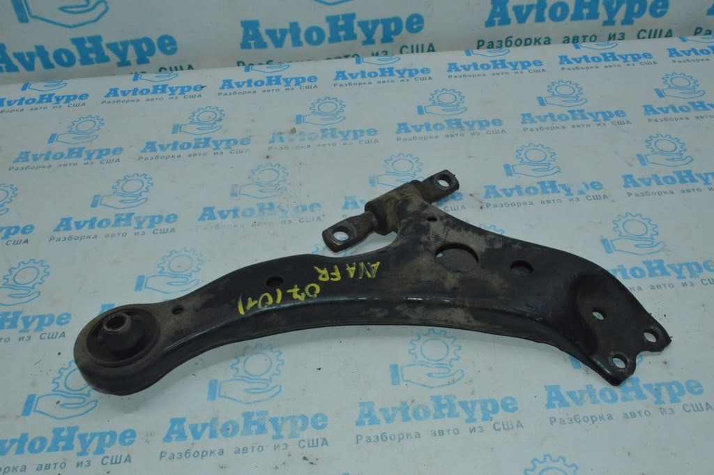 Рычаг нижний перед прав Toyota Avalon 05-12 (01)