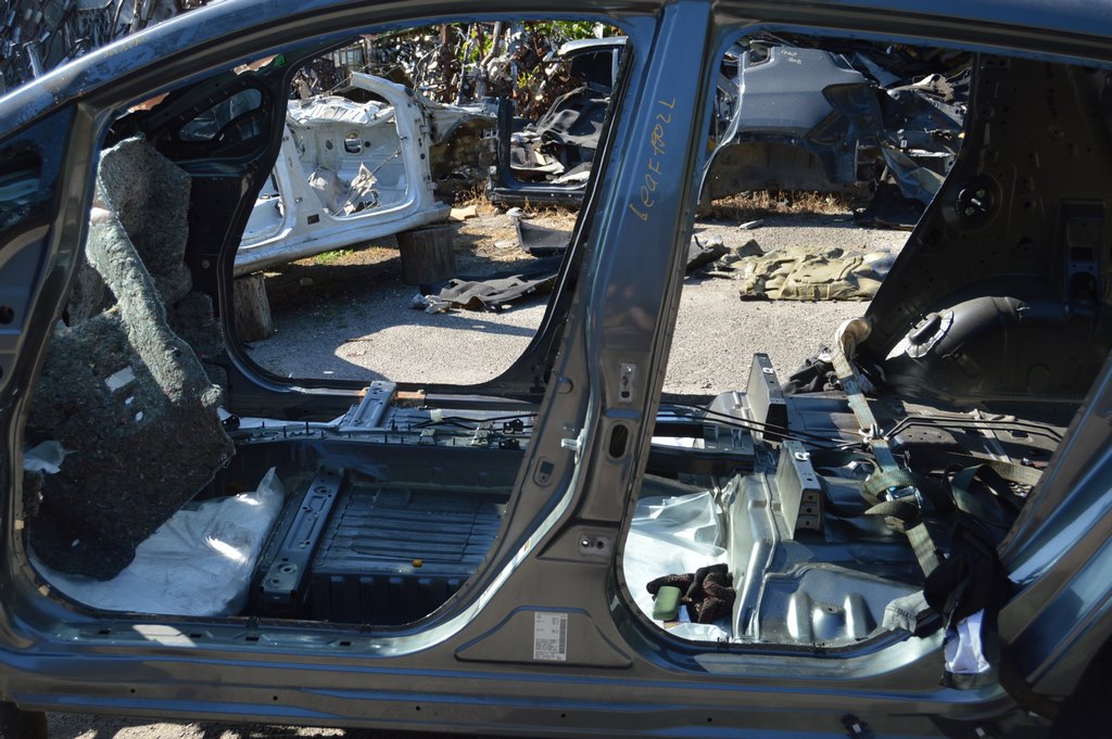 Скоба замка двери передняя левая Nissan Leaf 18-24