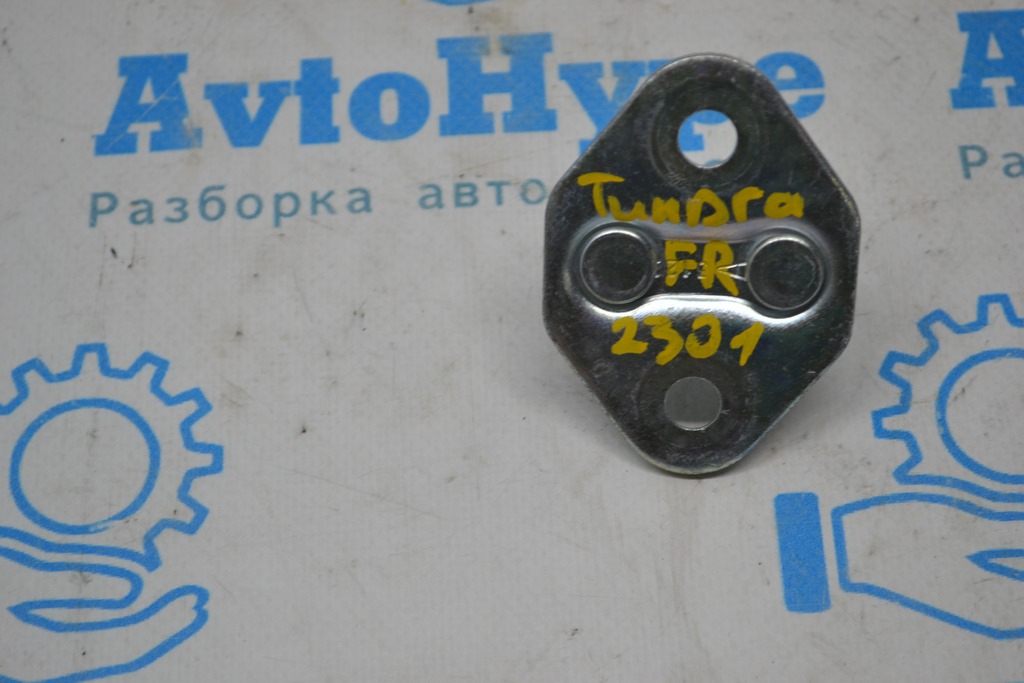 Скоба замка перед прав Toyota Tundra 22-