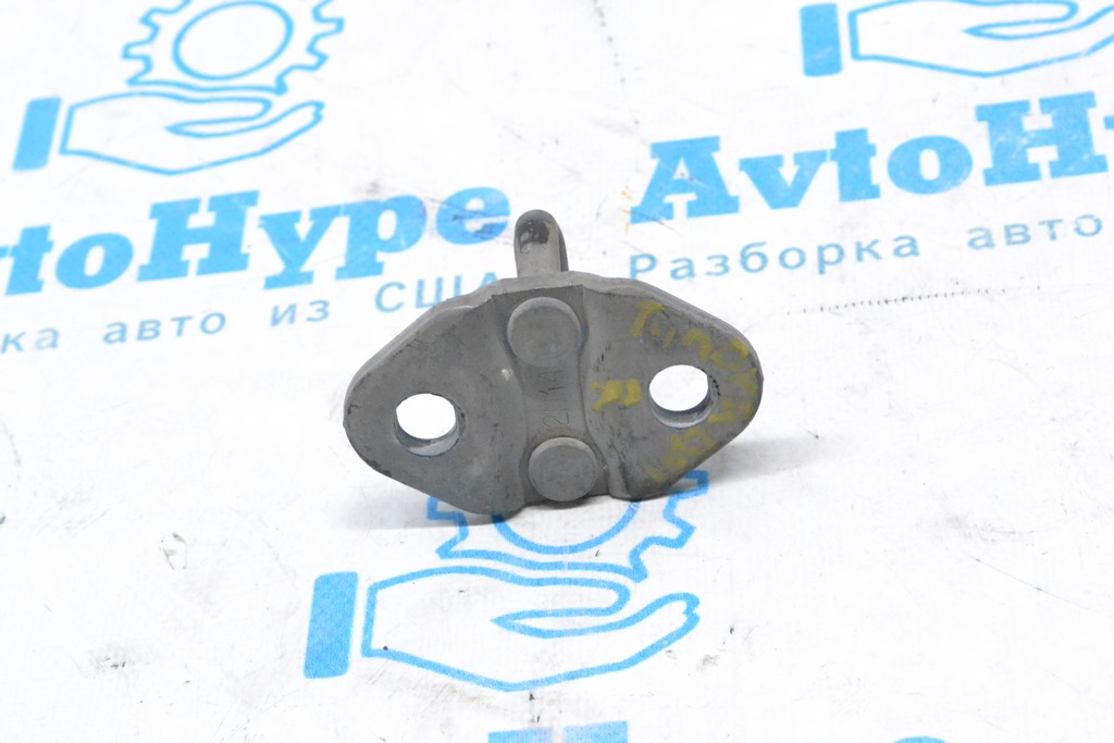 Скоба замка двери багажника правая Toyota Tundra 22-