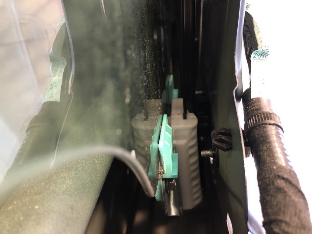 Стекло двери перед лев Nissan Sentra 15-19