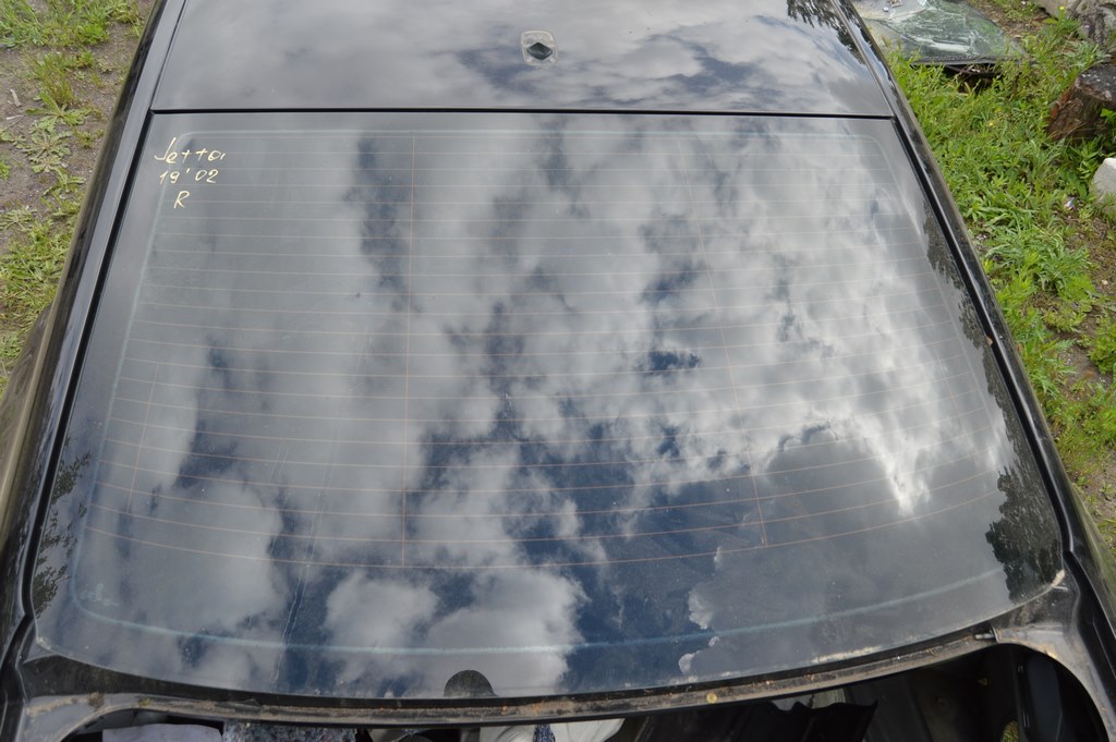 Стекло заднее VW Jetta 19- (02)