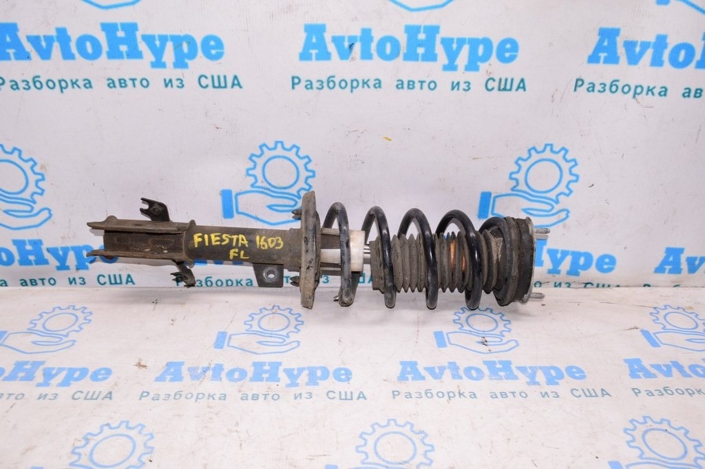 Стойка амортизатора в сборе перед лев Ford Fiesta 11-19 (03)