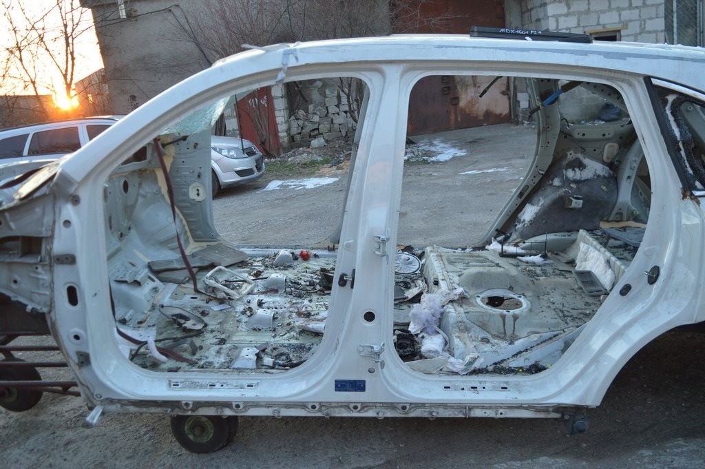 Стойка кузова центральная левая Acura MDX 14-20 (01) белый перл