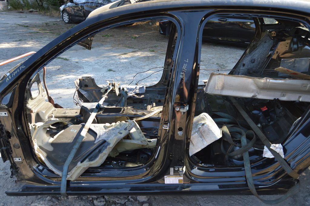 Стойка кузова центральная левая Audi A3 8V 15-20 4d, 5d, на кузове (02) черная