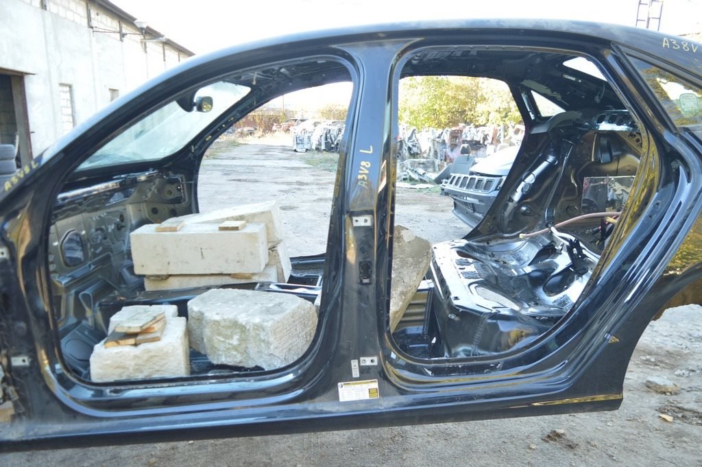 Стойка кузова центральная левая Audi A3 8V 15-20 4d, 5d, на кузове черная (01)