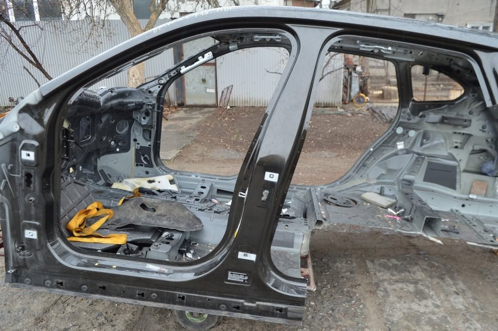 Стойка кузова центральная левая BMW X1 F48 16-22