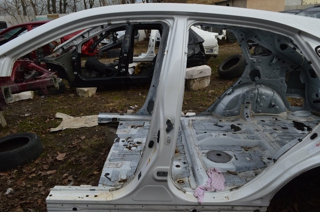 Стойка кузова центральная левая Lexus RX350 RX450h 10-15 (01) белая на кузове
