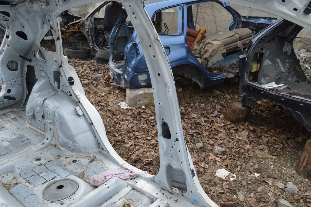 Стойка кузова центральная левая Lexus RX350 RX450h 10-15 (01) белая на кузове — фото 2