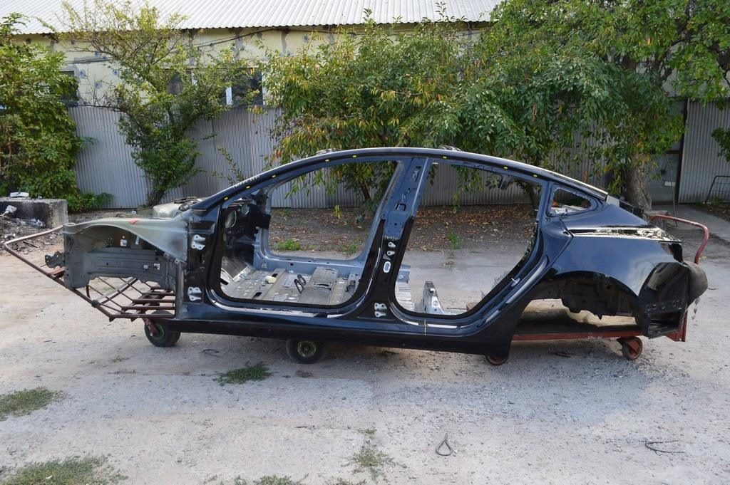 Стойка кузова центральная левая Tesla Model 3 18- на кузове (01)