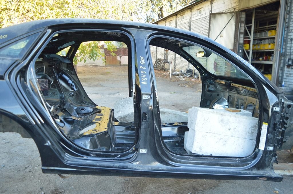 Стойка кузова центральная правая Audi A3 8V 15-20 4d, 5d, на кузове черная (01)