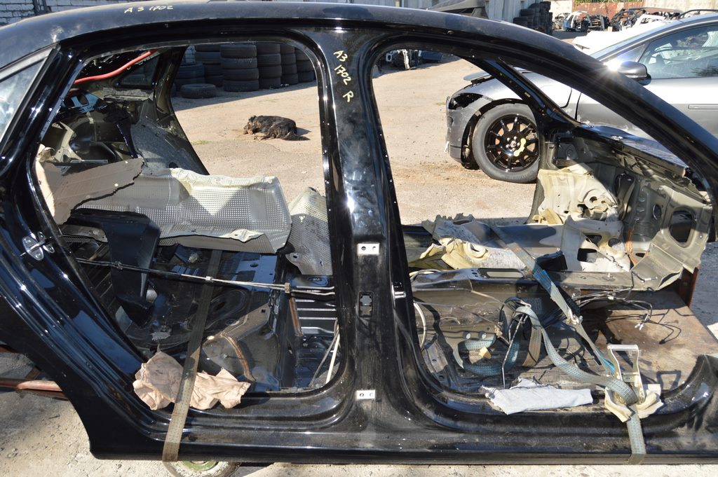 Стойка кузова центральная правая Audi A3 8V 15-20 4d, 5d, на кузове черная (02) с порогом