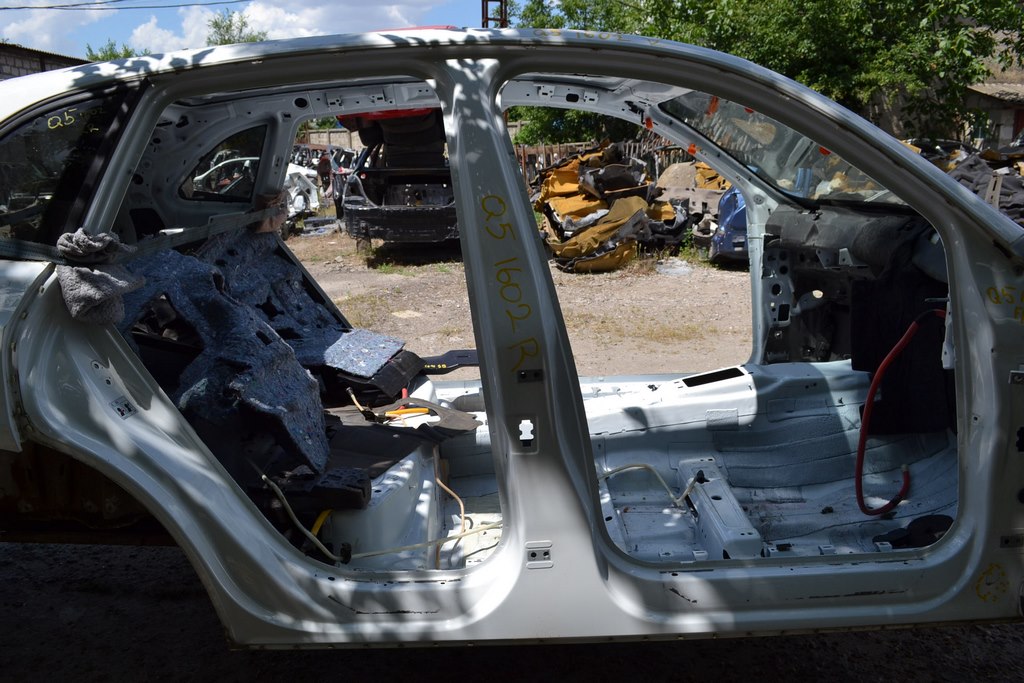 Стойка кузова центральная правая Audi Q5 8R 09-17 белая (02)