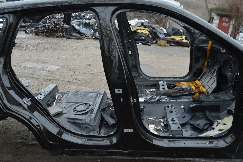 Стойка кузова центральная правая BMW X1 F48 16-22