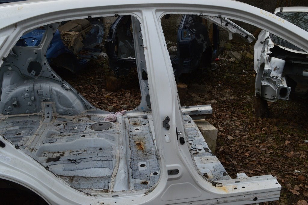 Стойка кузова центральная правая Lexus RX350 RX450h 10-15  (01) белая на кузове