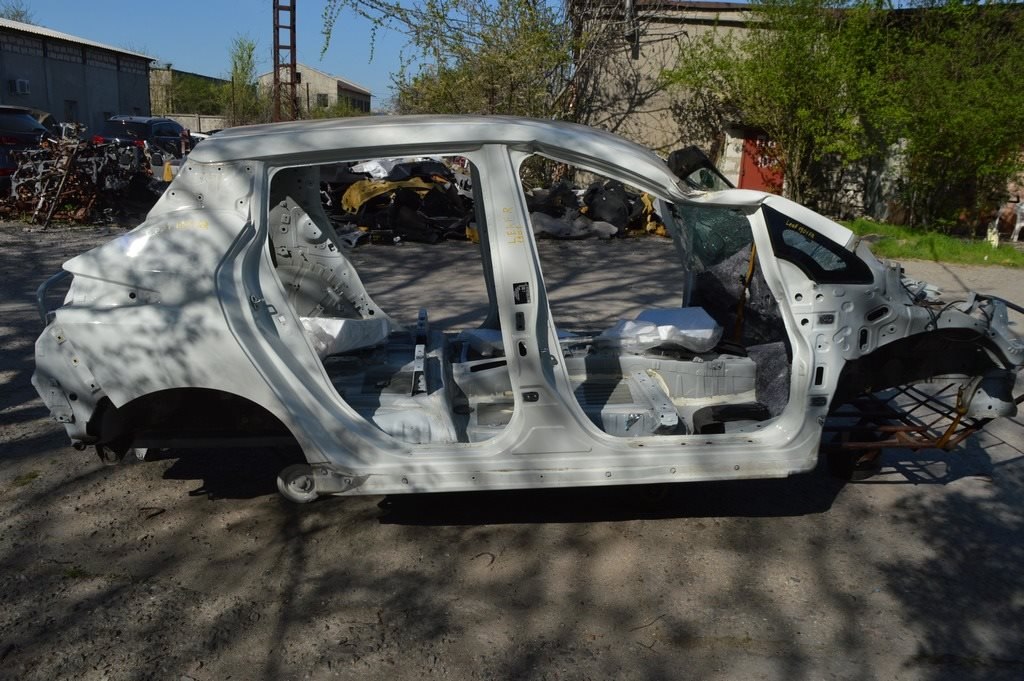 Стойка кузова центральная правая Nissan Leaf 18-22 (01) белая на кузове