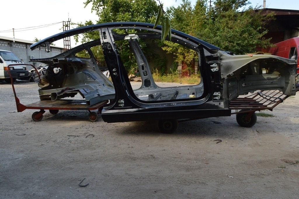 Стойка кузова центральная правая Tesla Model 3 18- на кузове (01)