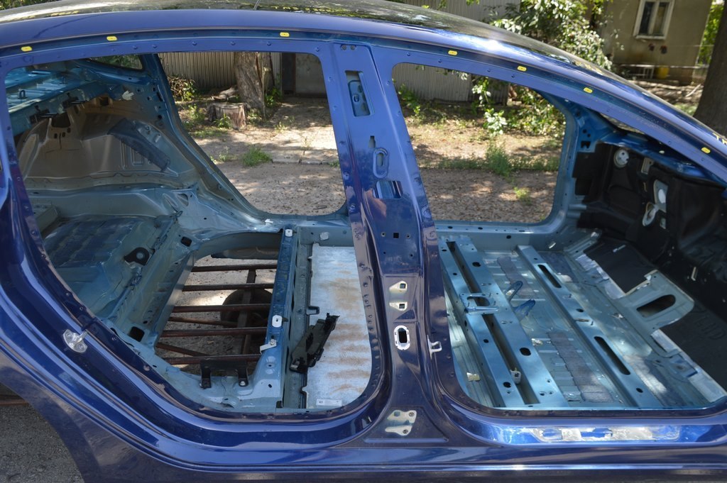 Стойка кузова центральная правая Tesla Model 3 18- на кузове (02)