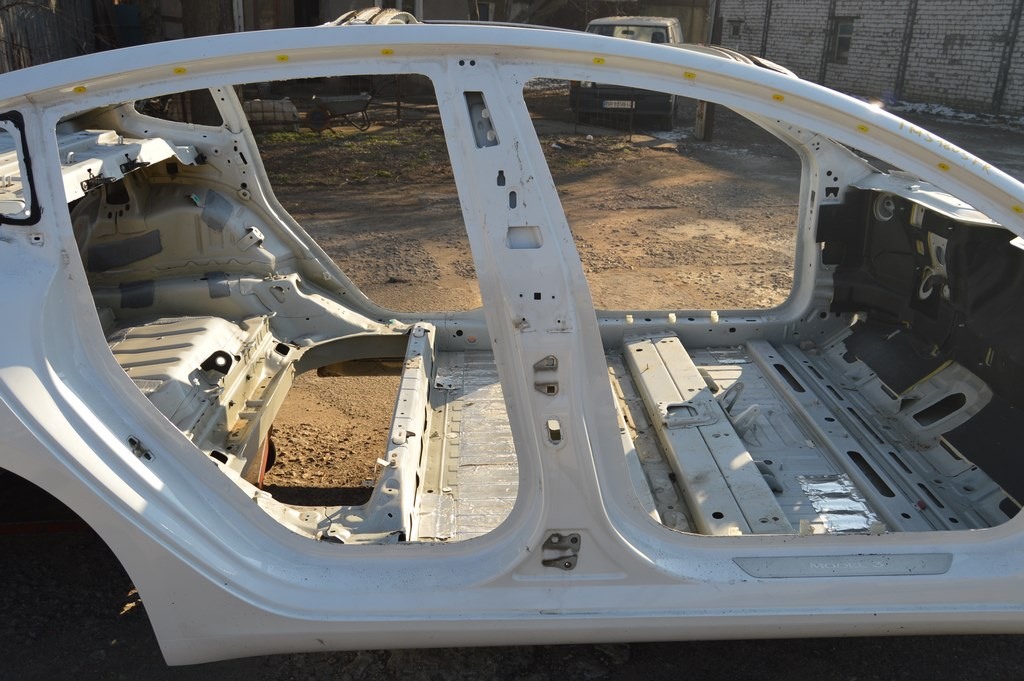 Стойка кузова центральная правая Tesla Model 3 18- на кузове (03) белая