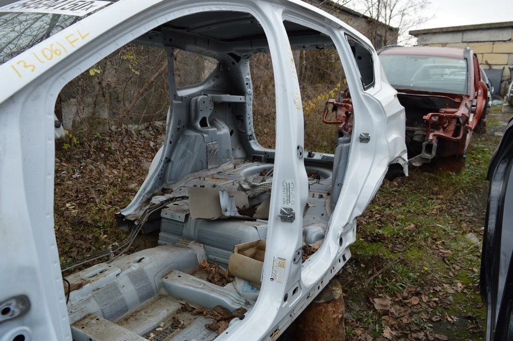 Стойка кузовная центральная левая Ford Escape MK3 13-белый цвет UZ(06)