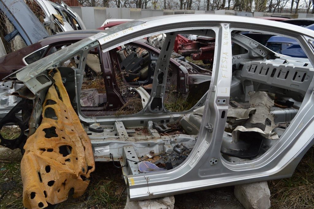 Стойка кузовная центральная левая Ford Fiesta 11-19  серебро цвет ux (02)