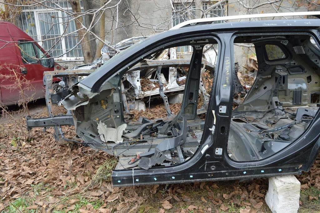 Стойка кузовная центральная левая Jeep Cherokee KL 14- черная,цвет PXR (01)