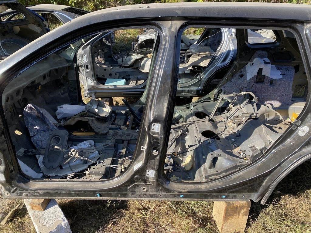 Стойка кузовная центральная левая Jeep Cherokee KL 14- черная,цвет PXR (02)