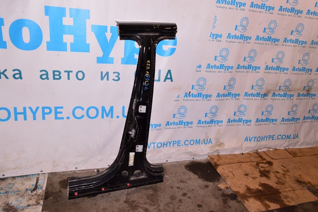 Стойка кузовная центральная левая Jeep Renegade 15- черн,цвет 601 (05) с батоном крыши