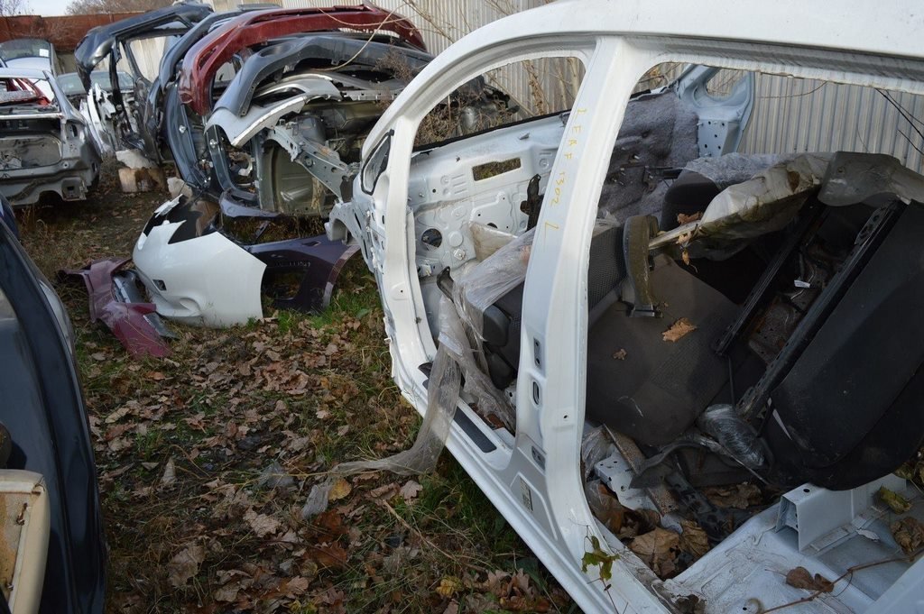 Стойка кузовная центральная левая Nissan Leaf 13-17 (01) белая