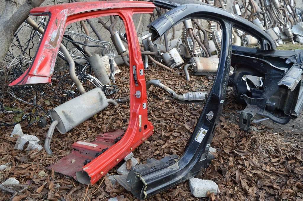 Стойка кузовная центральная левая VW Tiguan 09-17 (04) черная с батоном крыши