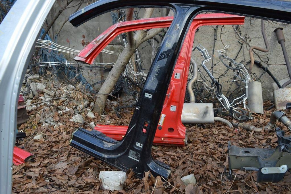 Стойка кузовная центральная левая VW Tiguan 09-17 (04) черная с батоном крыши — фото 3