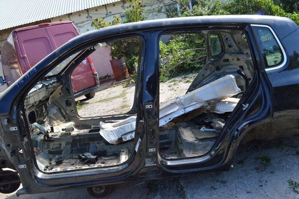 Стойка кузовная центральная левая VW Tiguan 09-17 (08) черный цвет