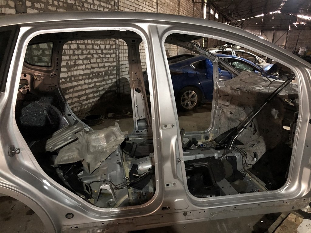 Стойка кузовная центральная правая Ford C-max MK2 13- (01) цвет UX