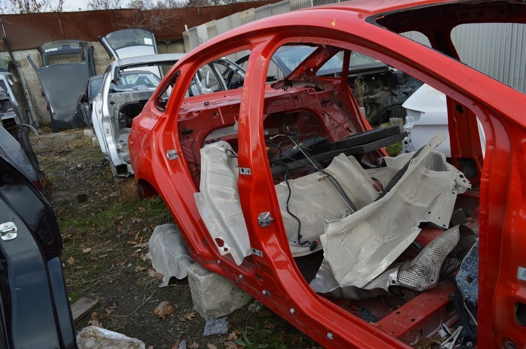 Стойка кузовная центральная правая Ford Focus mk3 11-18 (05) красная